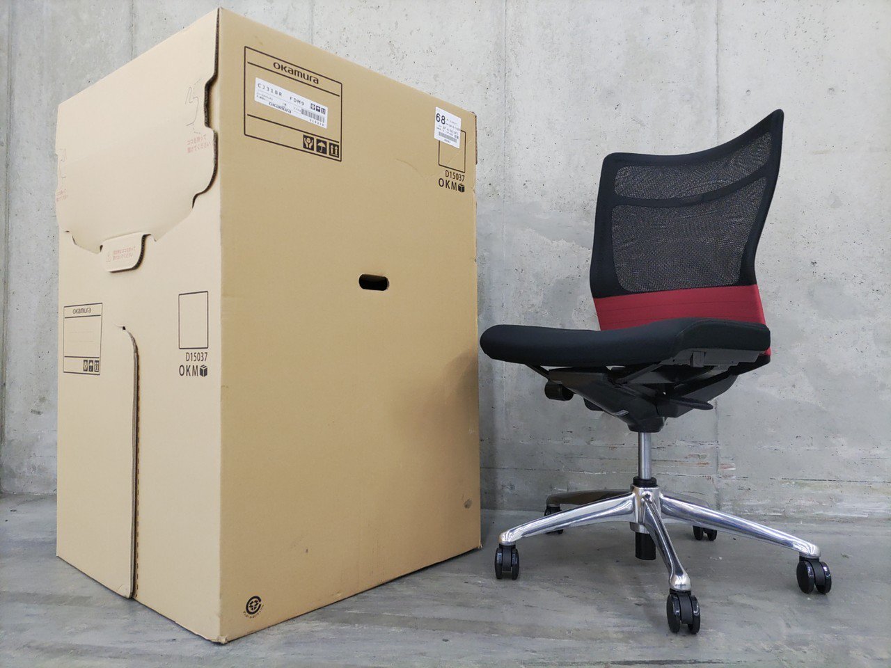 【関東倉庫在庫品】
執務室用にはもちろん、会議用としても！
快適な座り心地と使いやすさで一世を風靡した逸品！
メッシュ素材の軽快感を取りいれた、エルゴノミクスチェアです！
【管理番号：A00718670】 
本体カラー：ブラック/
シームレス：レッド
                        フィーゴ 
                                    新古品
            