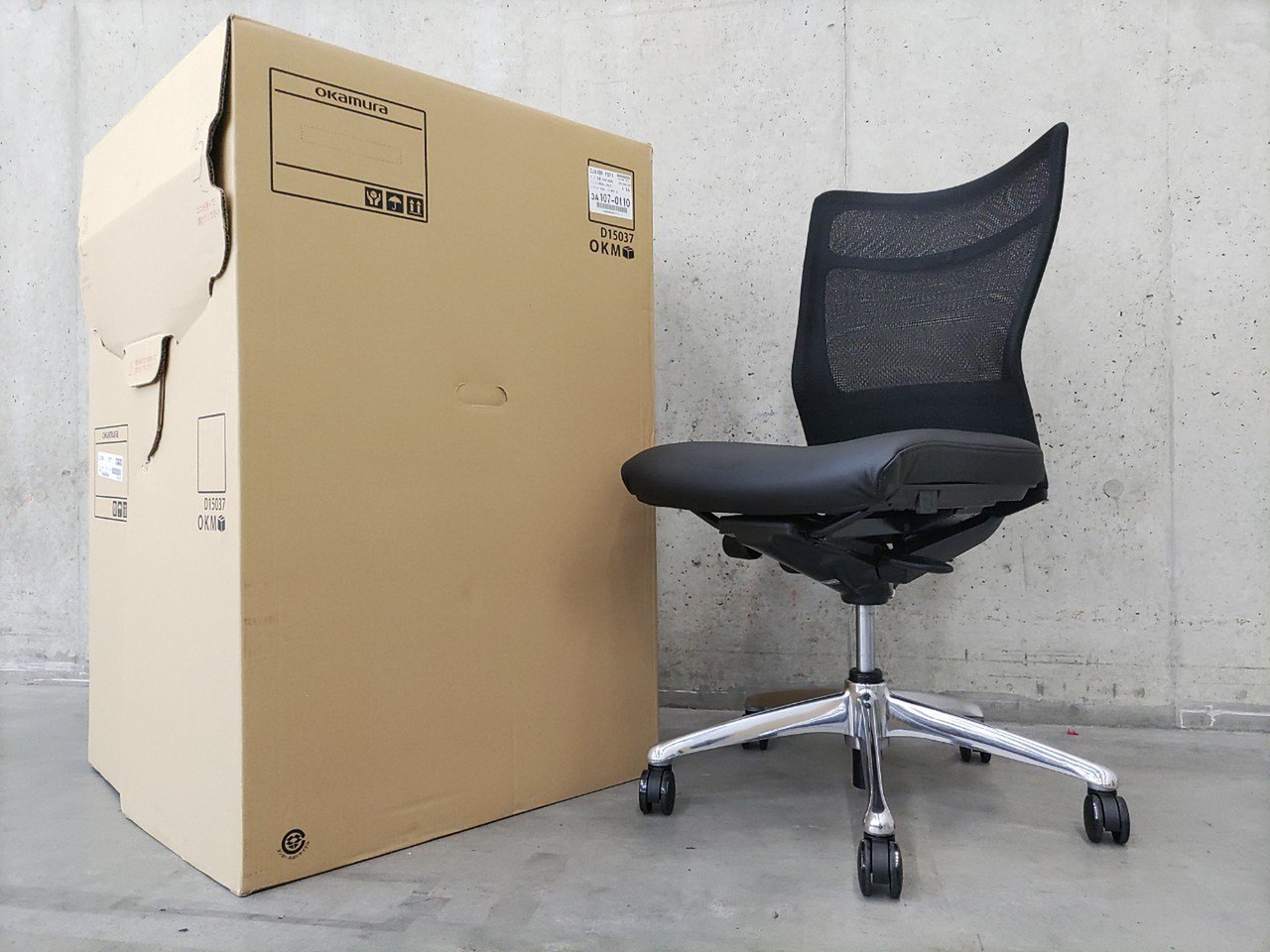 【関東倉庫在庫品】
珍しい仕様のフィーゴを新古品で入荷！
座り心地、機能性、デザイン、どれをとってもハイクラス！
【管理番号：A00718658】 
本体カラー：ブラック/
座面素材：革張り

                        シルフィー（メッシュ） 
                                    新古品
            