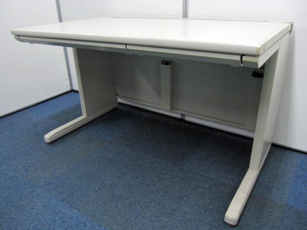【定番平机】1200mm幅の定番サイズデスクが入荷！お求めやすい価格で人気のニューグレー色入荷です！！
                        新MX 
                                    中古
            