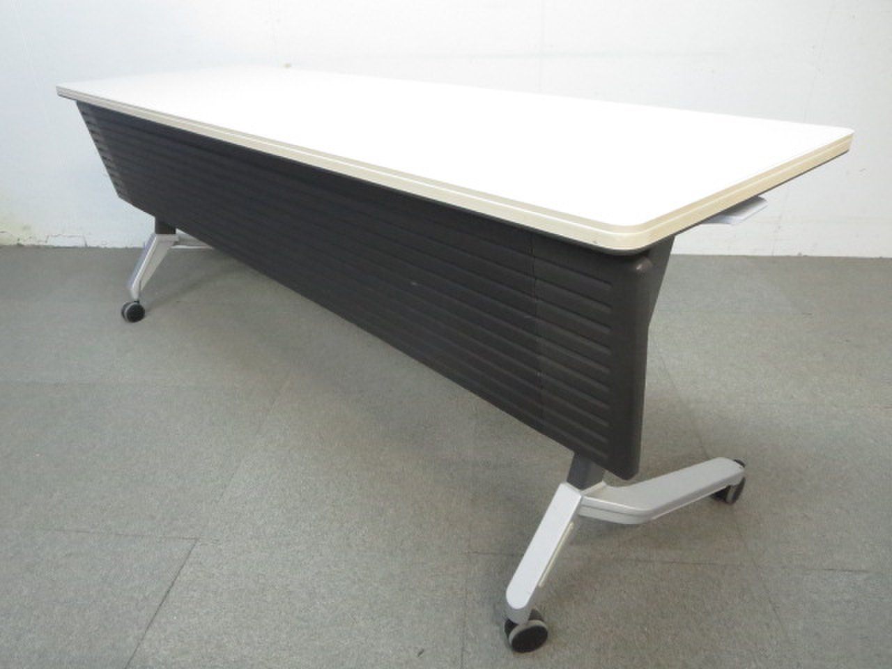 【5台入荷】会議室・休憩室にマルチユースなテーブル登場！※使い勝手ばっちりサイドスタック仕様◆コクヨ製
                        その他シリーズ
                                    中古
            