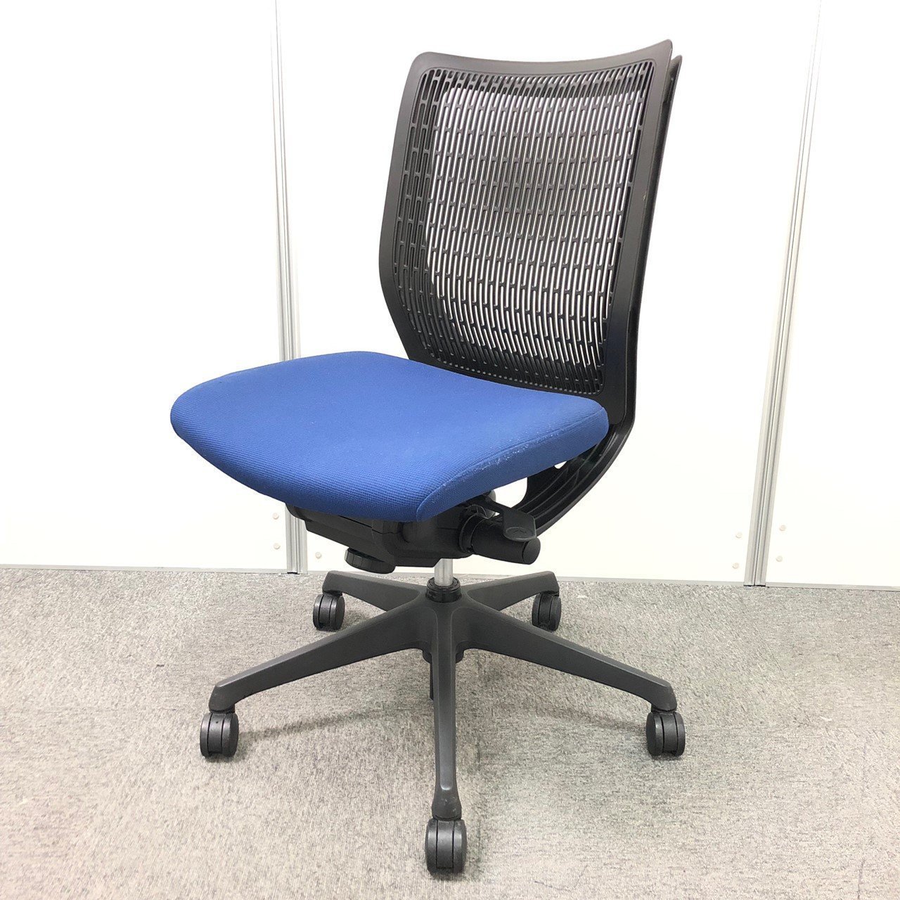 【在庫6点】オカムラ製　ヴィスコンテチェア　ブルー×ブラックカラー　肘無しローバック【背面メッシュ】【国内メーカー】
                        ヴィスコンテ 
                                    中古
            