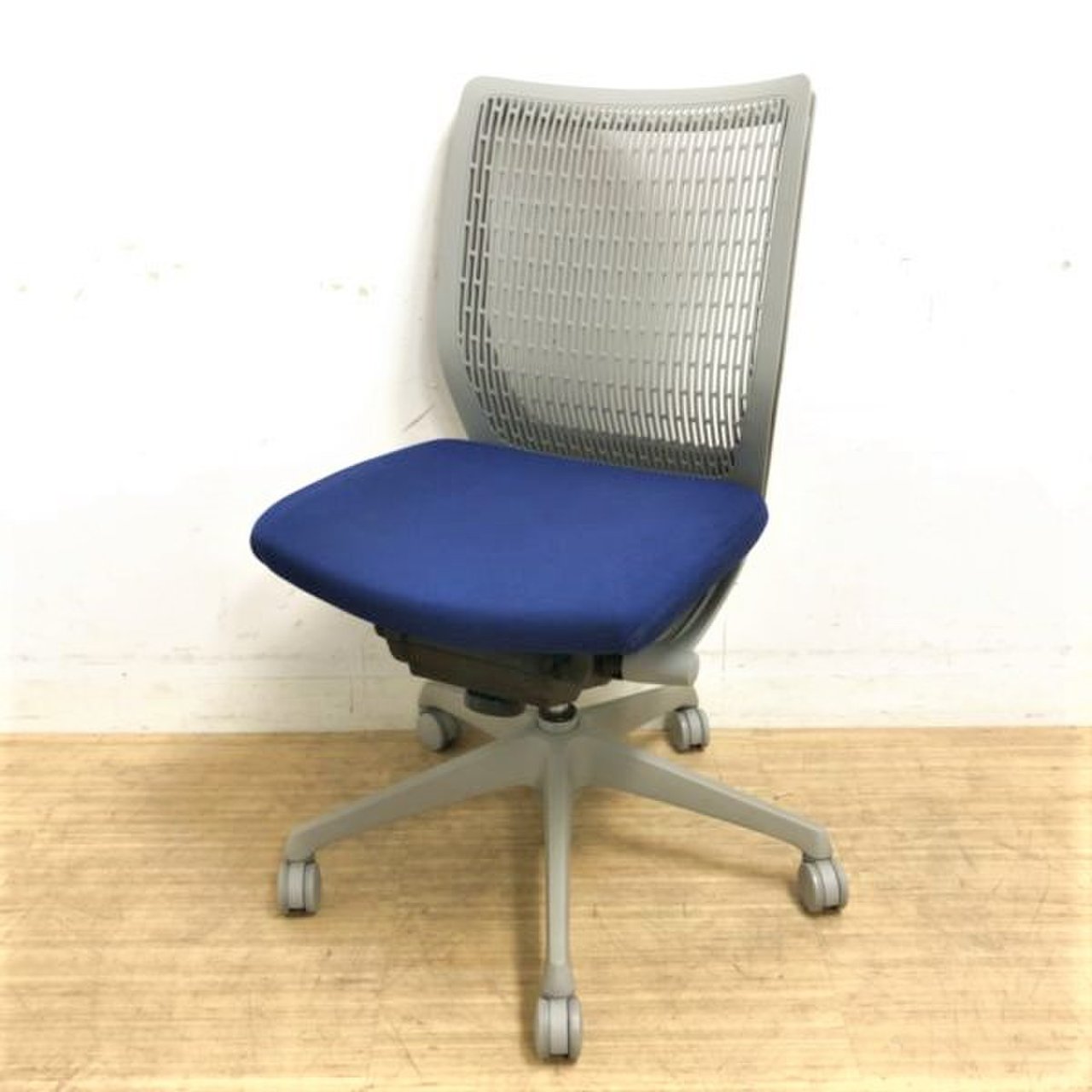 定番シリーズ！！ オカムラ(okamua)｜ヴィスコンテチェア　メッシュ　ブルー
                        ヴィスコンテ 
                                    中古
            