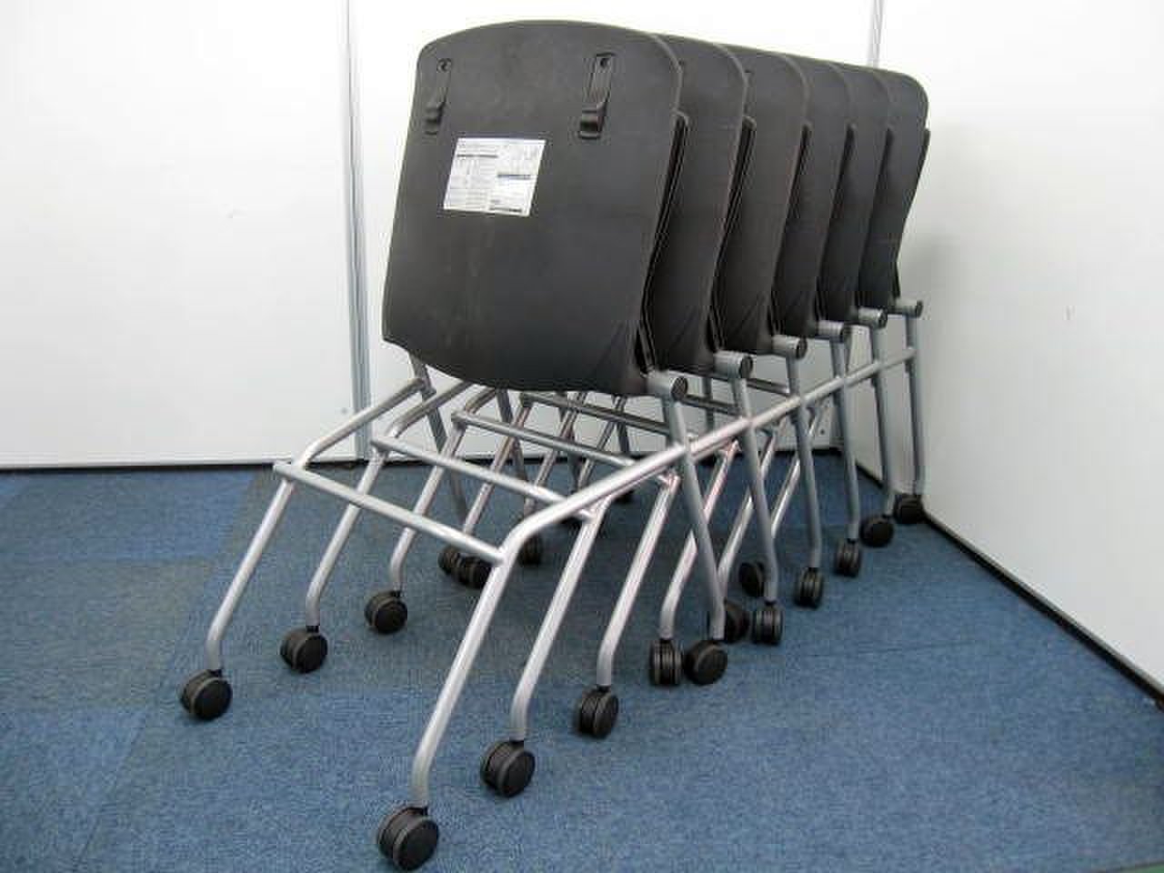 【6脚セット】【落ち着きのあるブラック！】【会議室や休憩室で便利なネスティングタイプ！】ミーティングチェア
                        グラータ 
                                    中古
            