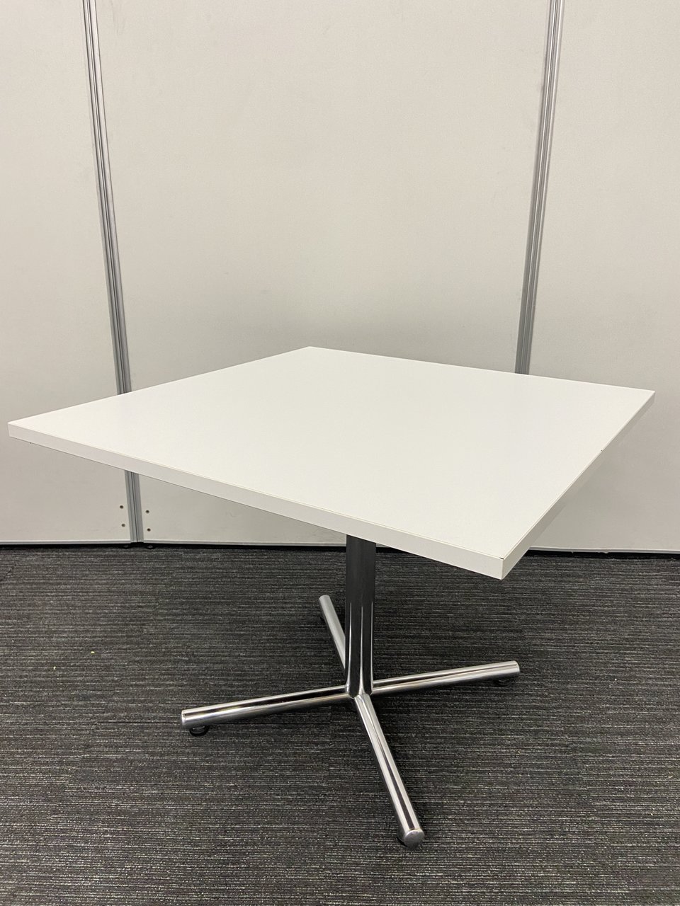 オカムラ製の四角テーブル
                        その他シリーズ
                                    中古
            