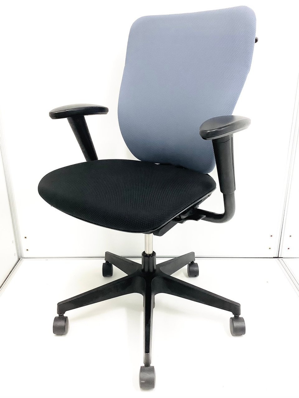 人気チェア入荷しました.
1人ひとりにマッチする座り心地！グッドデザイン！｜ブルー
                        プラオ 
                                    中古
            