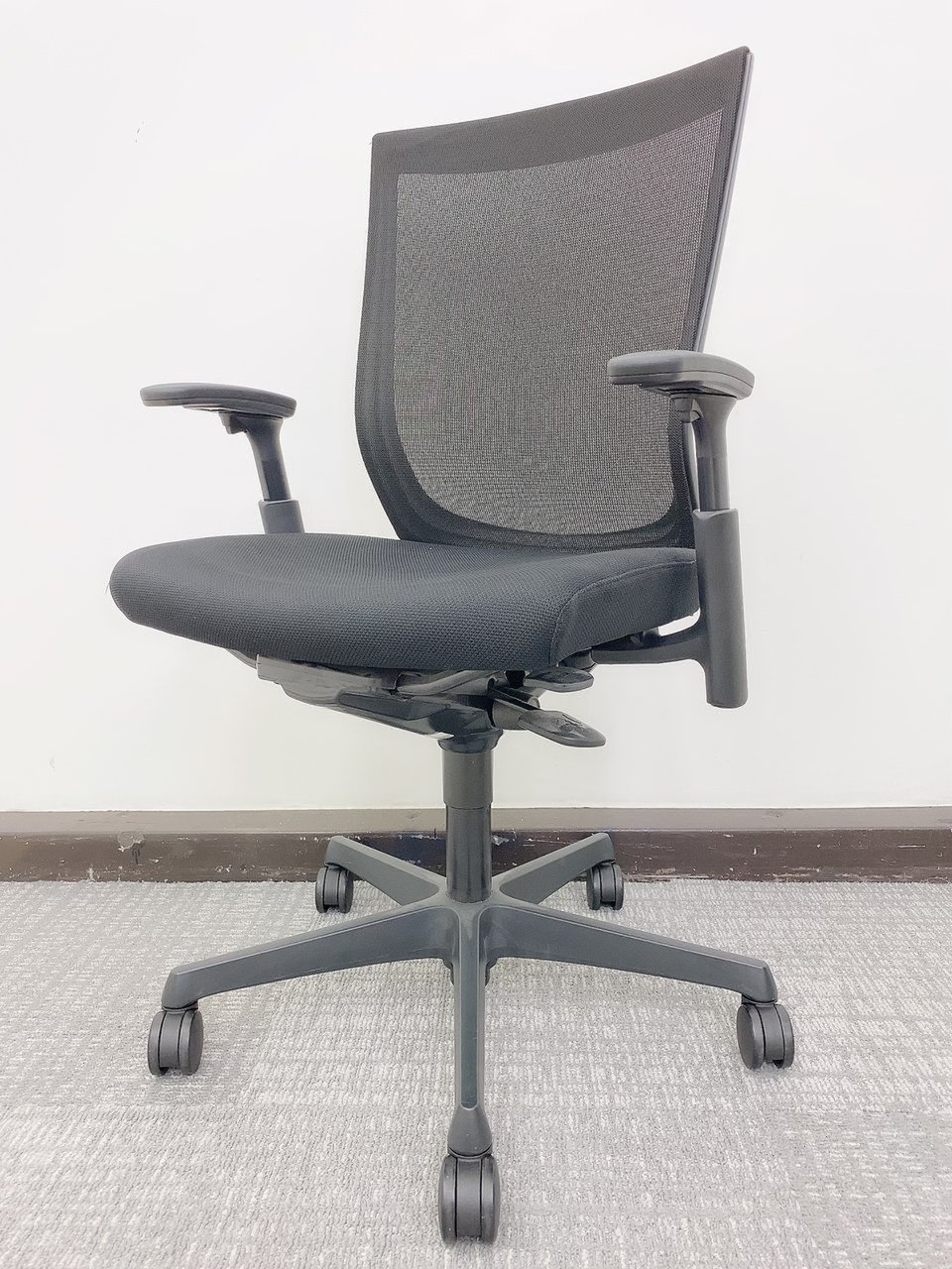 【お安い！状態要考慮】大量入荷の残り1脚です・・・がメッシュ破れあり※可動肘掛け仕様◆オカムラ製
                        エスクード（メッシュ） 
                                    中古
            