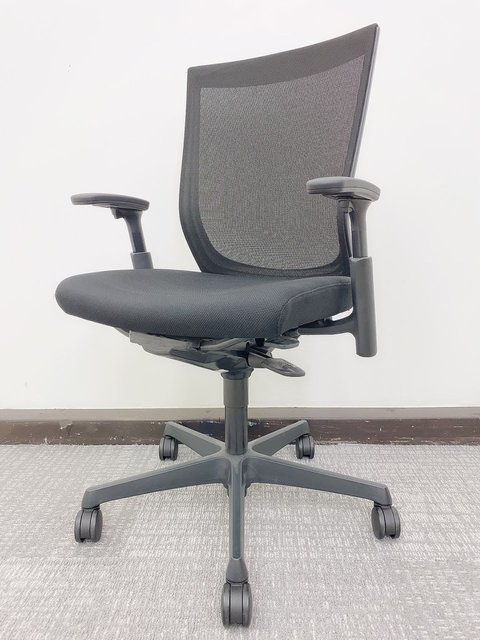 【中古】エスクード（メッシュ）   オカムラ（okamura） 肘付ハイバックチェア