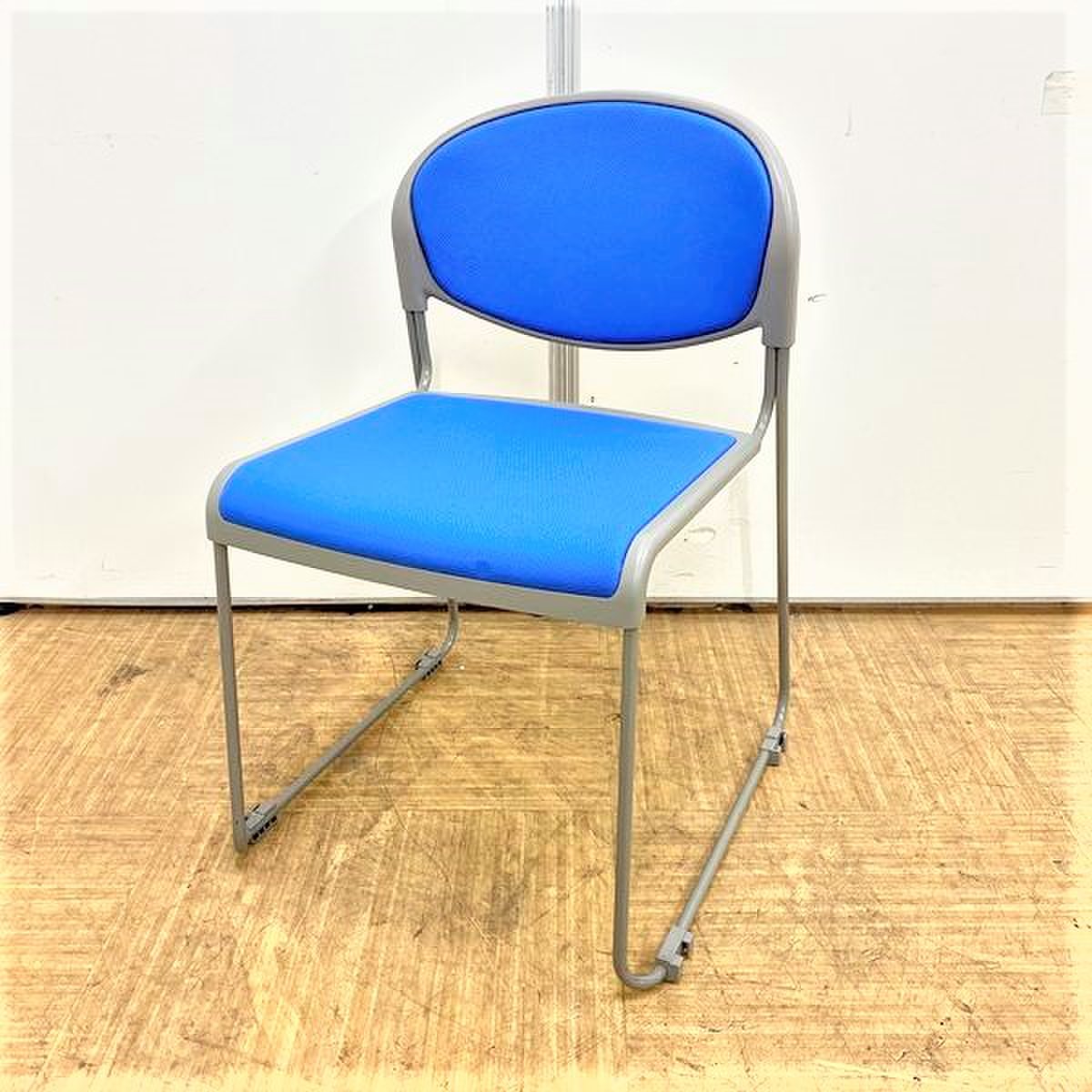 【26脚大量入荷】コンパクトなスタックチェア　
                        8120シリーズ 
                                    中古
            