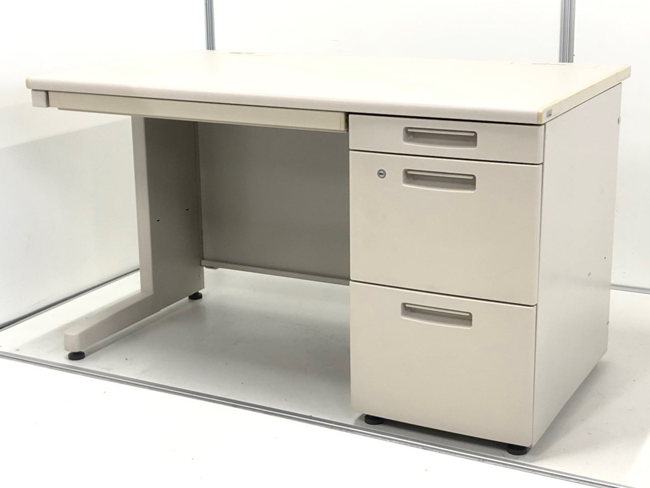 コクヨ製　片袖デスク　幅1200mm｜オフィスデスクとして根強い人気があります！
                        新BS 
                                    中古
            