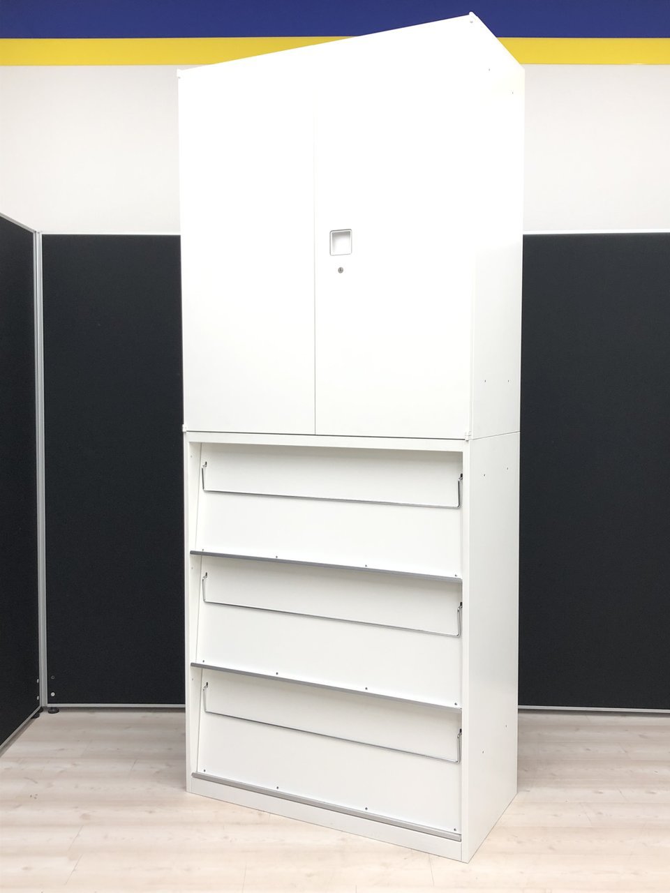 【あると便利なレア商品！】■下には雑誌を！　上には書類を収納！　
オカムラ製　レクトラインシリーズ！
                        レクトライン 
                                    中古
            