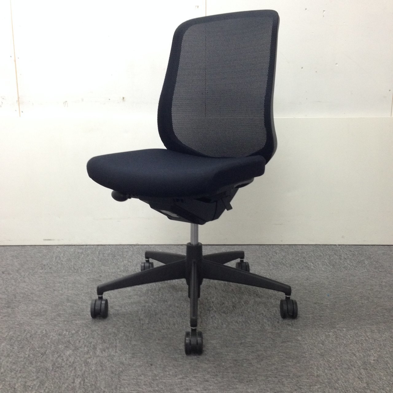 コクヨ製　シロッコシリーズ　ブラックカラー　肘無しローバック！！
                        シロッコ 
                                    中古
            