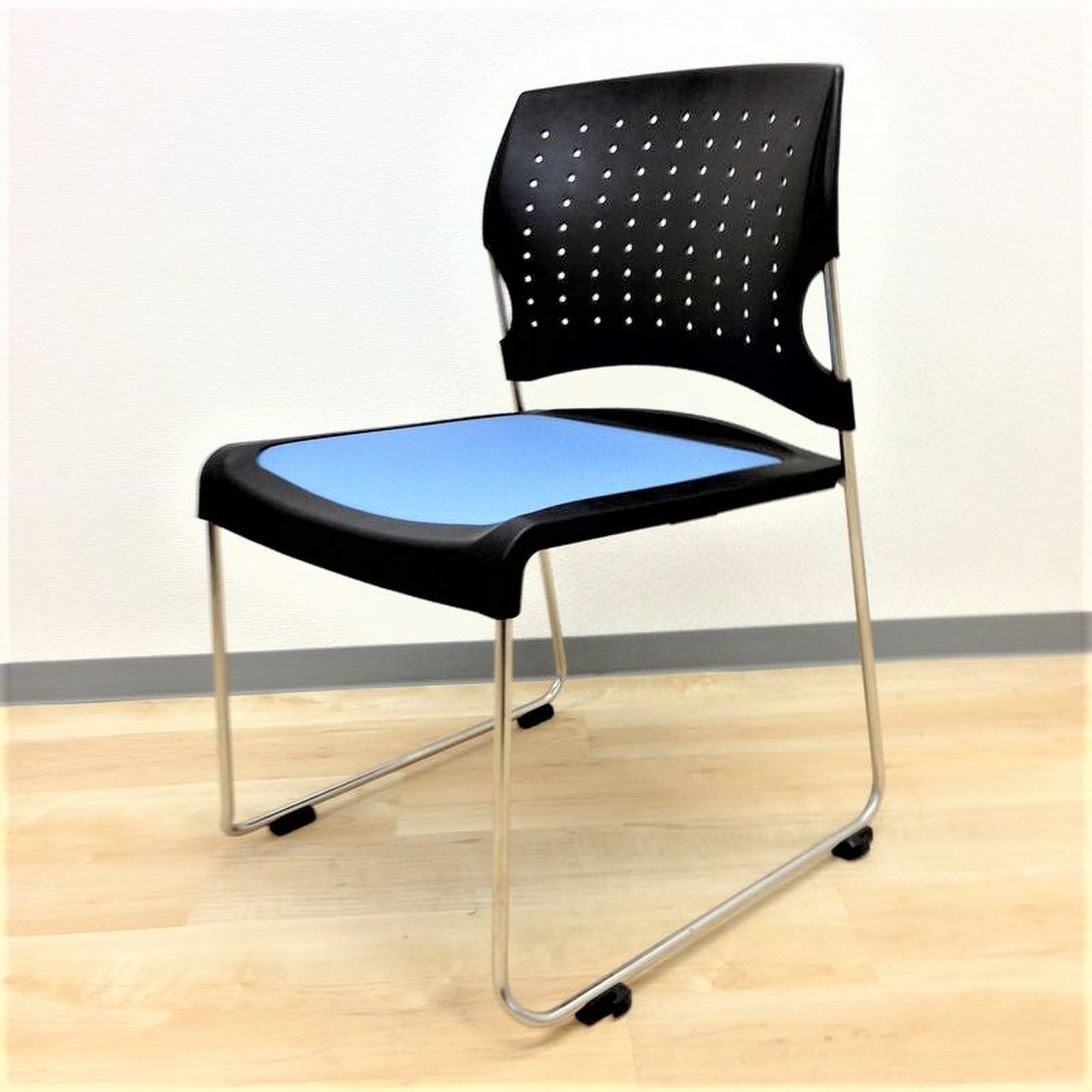 【商品入替のため、4脚限り】コクヨ製　プレドシリーズ　スタッキングチェア！！
                        プレド 
                                    中古
            