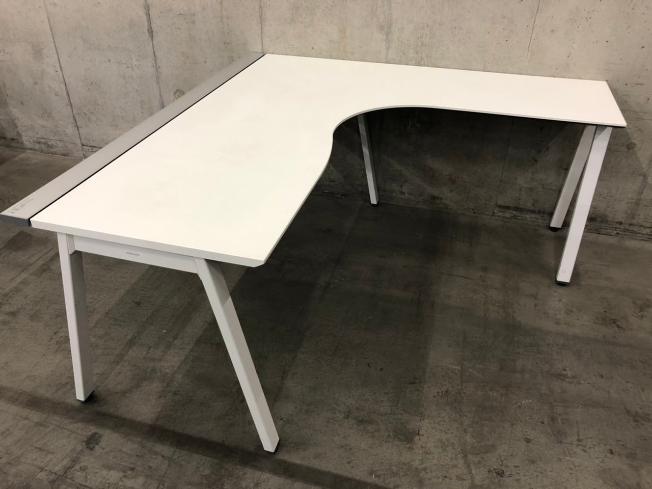 【3台限定】コクヨ｜サイビ｜右ラウンド｜レアでオシャレなL字デスクが限定入荷！！【関西在庫数ナンバーワン・尼崎店】
                        サイビ ティーエックス 
                                    中古
            