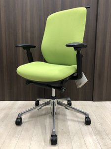 【大人気商品】オカムラ製　シルフィー(クッション)　肘付きチェア【前傾チルト】【コートハンガー付き】【可動肘】