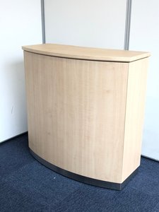 インフォメーションカウンターです。パーティションの前面に受付電話機を置くのにぴったりです。裏側の溝はすっきりとした配線を可能にします。