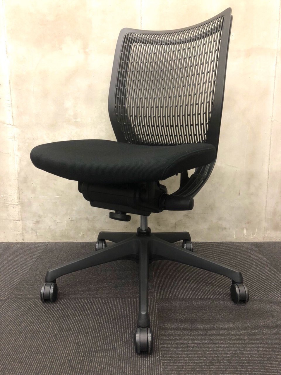 【残り2脚】背面樹脂タイプチェア｜オカムラ(okamura)｜ヴィスコンテ
                        ヴィスコンテ 
                                    中古
            