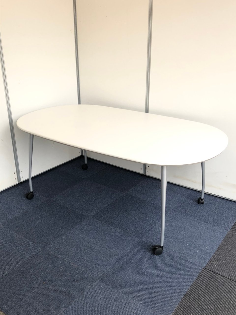 【17年製】キャスター付きミーティングテーブル。丸みのある形状(ふちに傷がある箇所がございます)
                        その他シリーズ
                                    中古
            