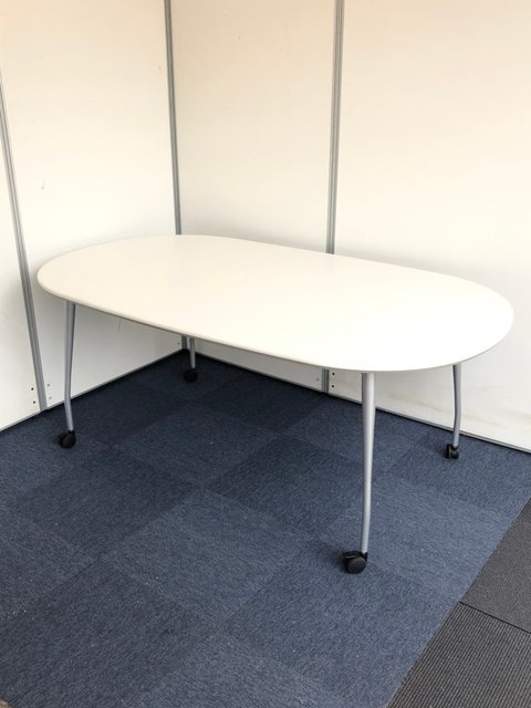 【17年製】キャスター付きミーティングテーブル。丸みのある形状(ふちに傷がある箇所がございます)