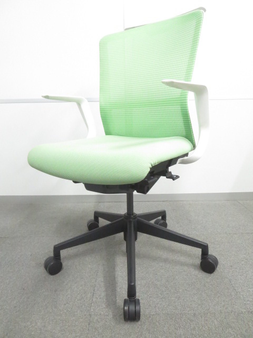 【ワンランク上の座り心地！】■ウチダ　エルフィチェア　ライムグリーン　Ｌ型肘　ハンガー付
                        エルフィ 
                                    中古
            