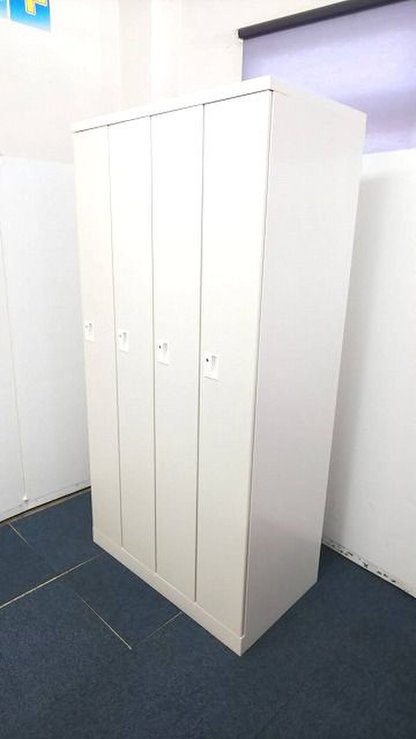 【定価約万円！！収納力バツグン人気の４人用ロッカーの入荷です！！人気のホワイトカラー】■プラス■ロッカー