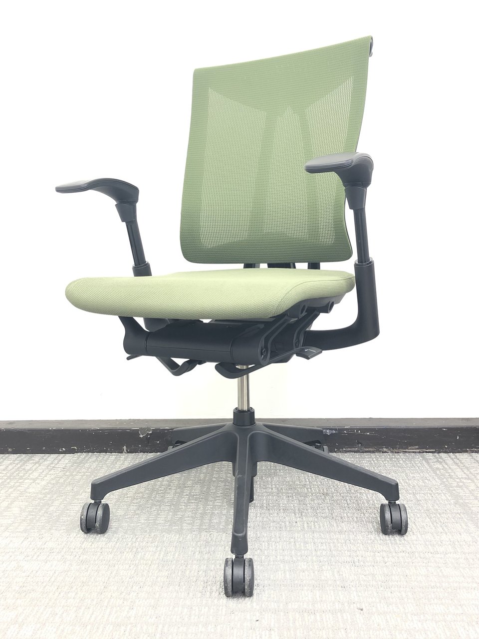 【2019年製】【Aランク】フォレストグリーンなステキチェア！セレーオ（Celeeo）※ハンガー付◆イトーキ製
                        セレーオ 
                                    中古
            