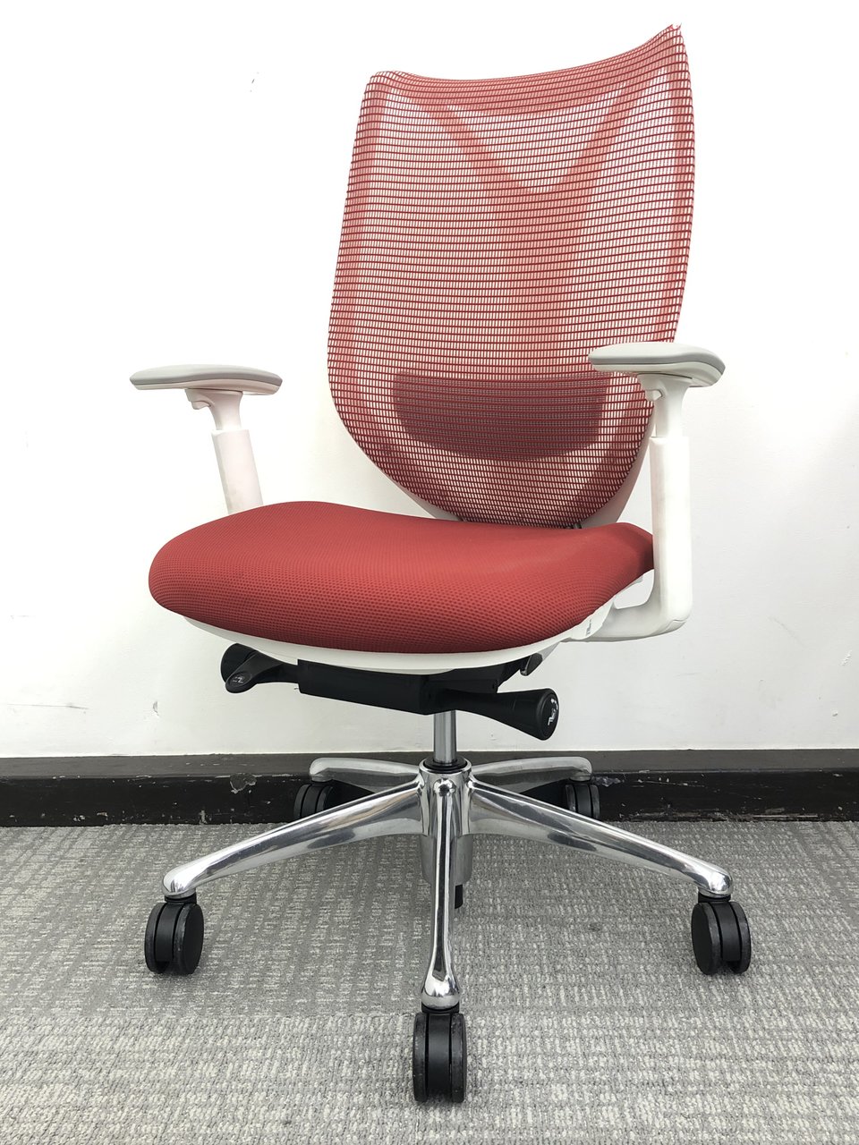 【2020年製】テレワークオススメ前傾姿勢OK！サブリナ（Sabrina）チェア元気カラーレッド登場！※可動肘掛け仕様◆オカムラ製◆破れあり
                        サブリナ 
                                    中古
            