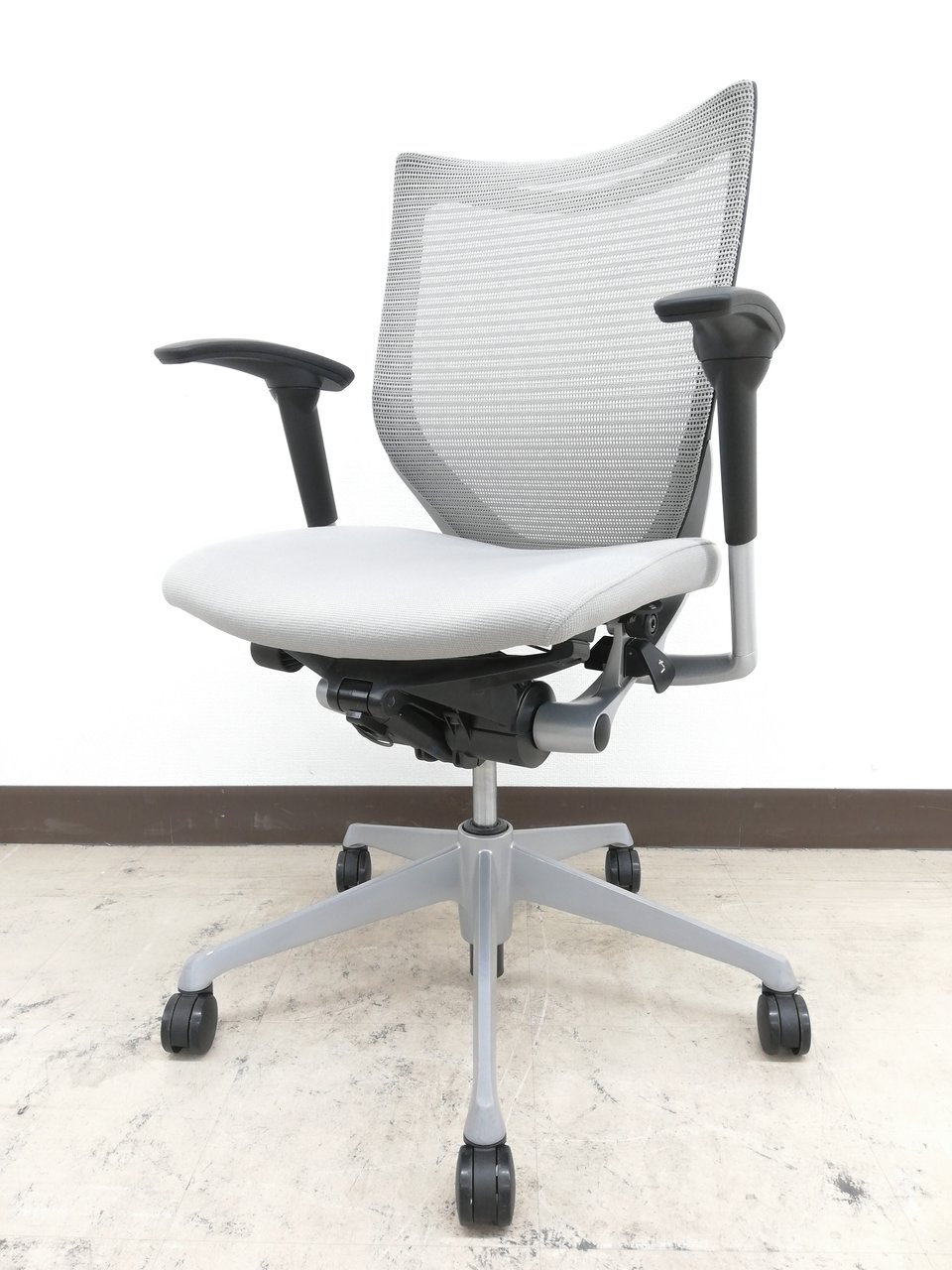 【2016年製】【状態良好！】グレーアタックバロン（Baronチェア）※可動肘かけ＆シルバーフレーム◆オカムラ製
                        バロン 
                                    中古
            