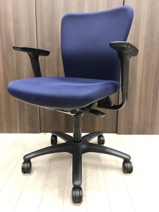 オカムラ定番のカロッツァチェア！ネイビーブルーの色合いがどんなオフィスにマッチするかも！