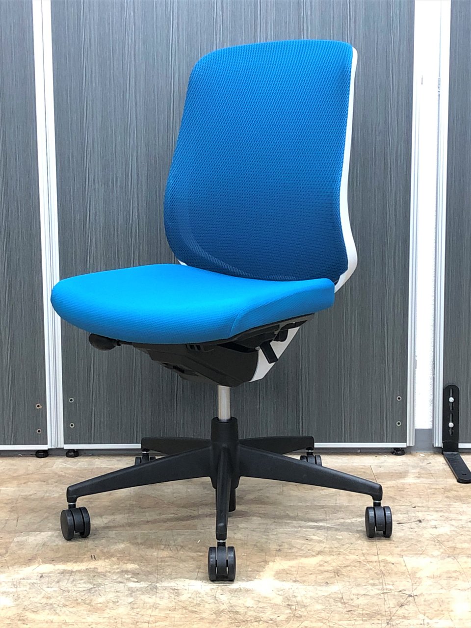 【4脚入荷】夏を快適に過ごせます！メッシュで爽やかなカラーリング【中古】【オフィス家具】【東京】【大阪】【愛知】【岐阜】
                        シロッコ 
                                    中古
            