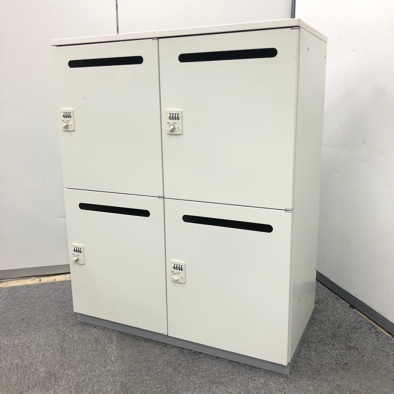 プラス製　ダイヤル式　4人用パーソナルロッカー　ホワイト！！※非常解除キーは付いておりません。
                        その他シリーズ
                                    中古
            