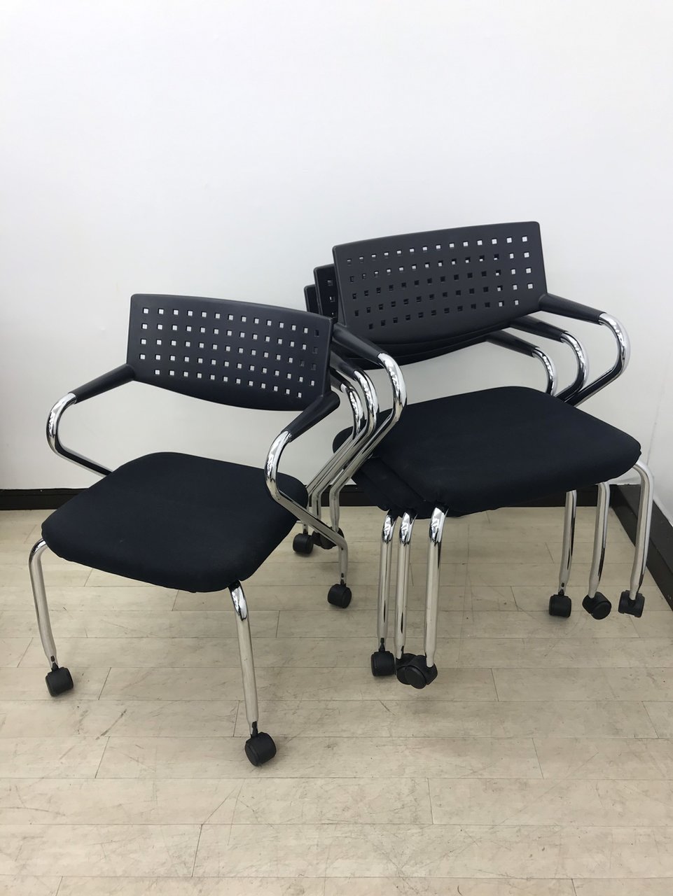 【お得な4脚セット】ヴィトラ製　ビザロール　スタッキングチェア【重ねて収納】【肘付き】
                        ビザロール 
                                    中古
            