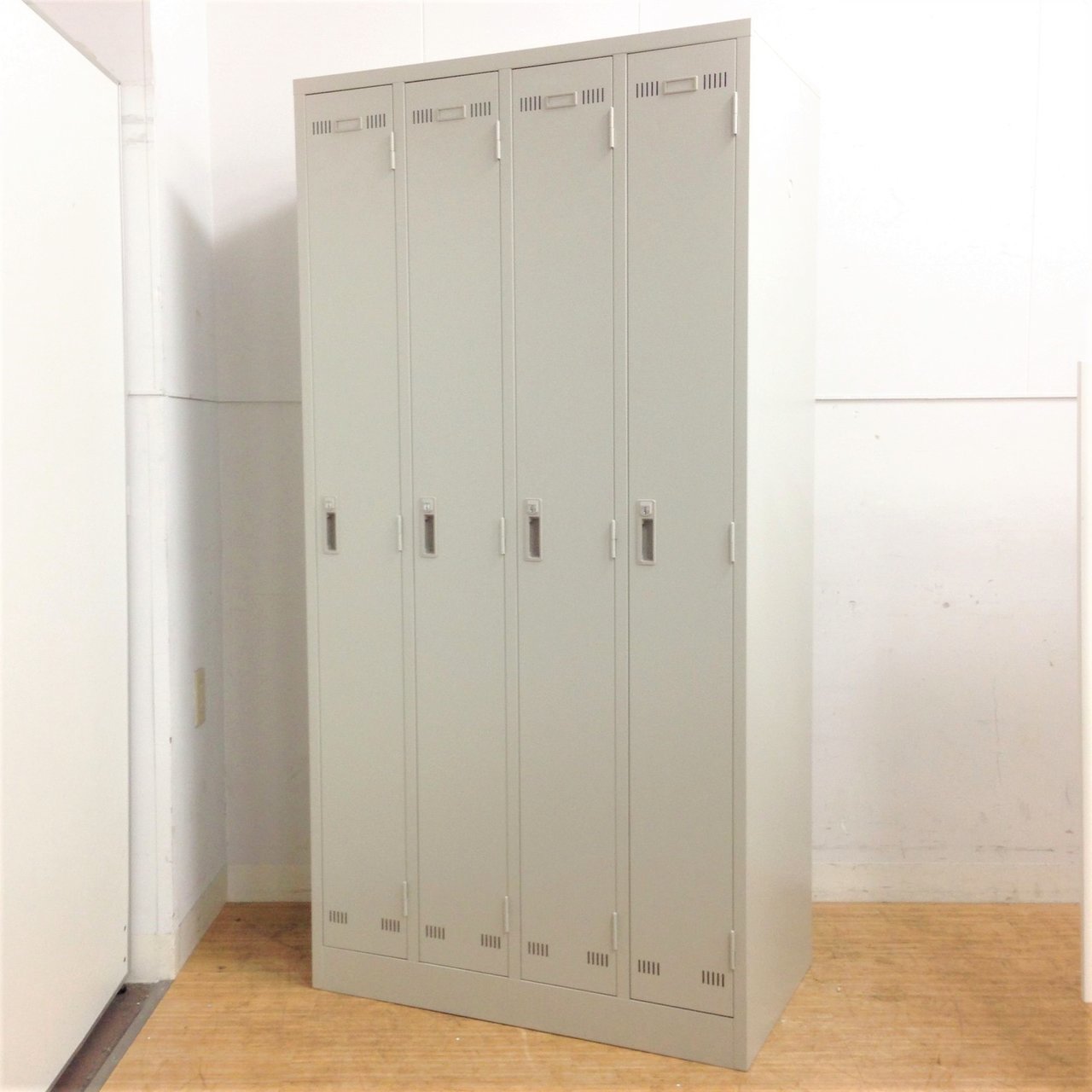 【更衣室の必需品！】ライオン製　4人用(4名用)ロッカー【ご開業やレイアウト変更・増員に！】【シリンダー錠】
                        レオ 
                                    中古
            