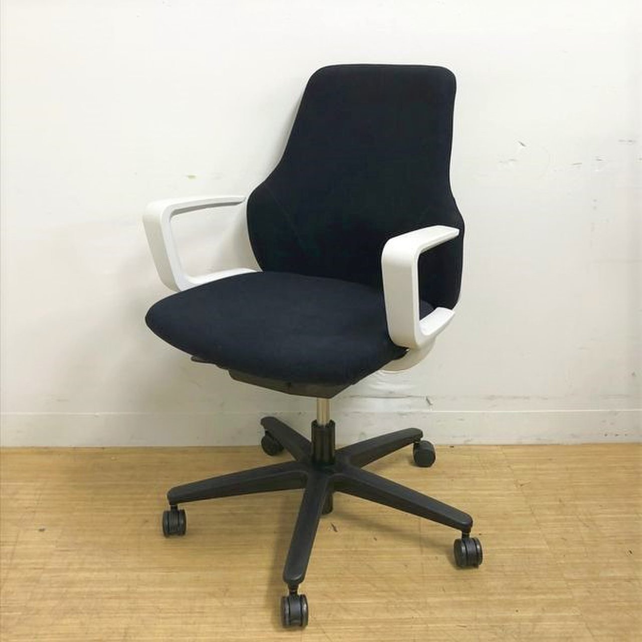 【人気商品】【在庫多数】コクヨ製　グーフォチェア　ブラック×ホワイトカラー　デザインがオシャレなチェア【固定肘】【国内メーカー】
                        グーフォ 
                                    中古
            