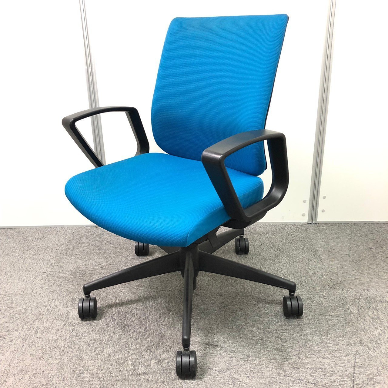 【在庫多数商品】【20脚】コクヨ製　ウィザードチェア　明るいブルーカラー　肘付きローバック【固定肘】【国内メーカー】
                        ウィザード2 
                                    中古
            