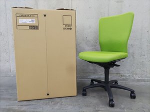 【関東倉庫在庫品】
◆流行のグリーンオフィス◆
緑のチェアの導入で、オフィスにくつろぎのある空間を演出してみませんか？
（管理番号：A00718669）