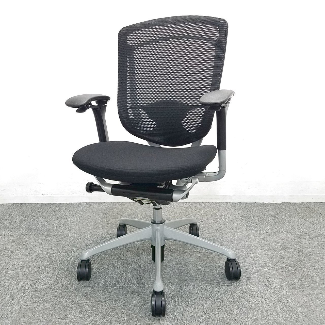 オカムラ製　コンテッサチェア　ブラック色　背面メッシュ　座面布タイプ　レア　高級チェア　珍しい　おすすめ　上長席　個人宅　肘パット新品手配
                        コンテッサ 
                                    中古
            