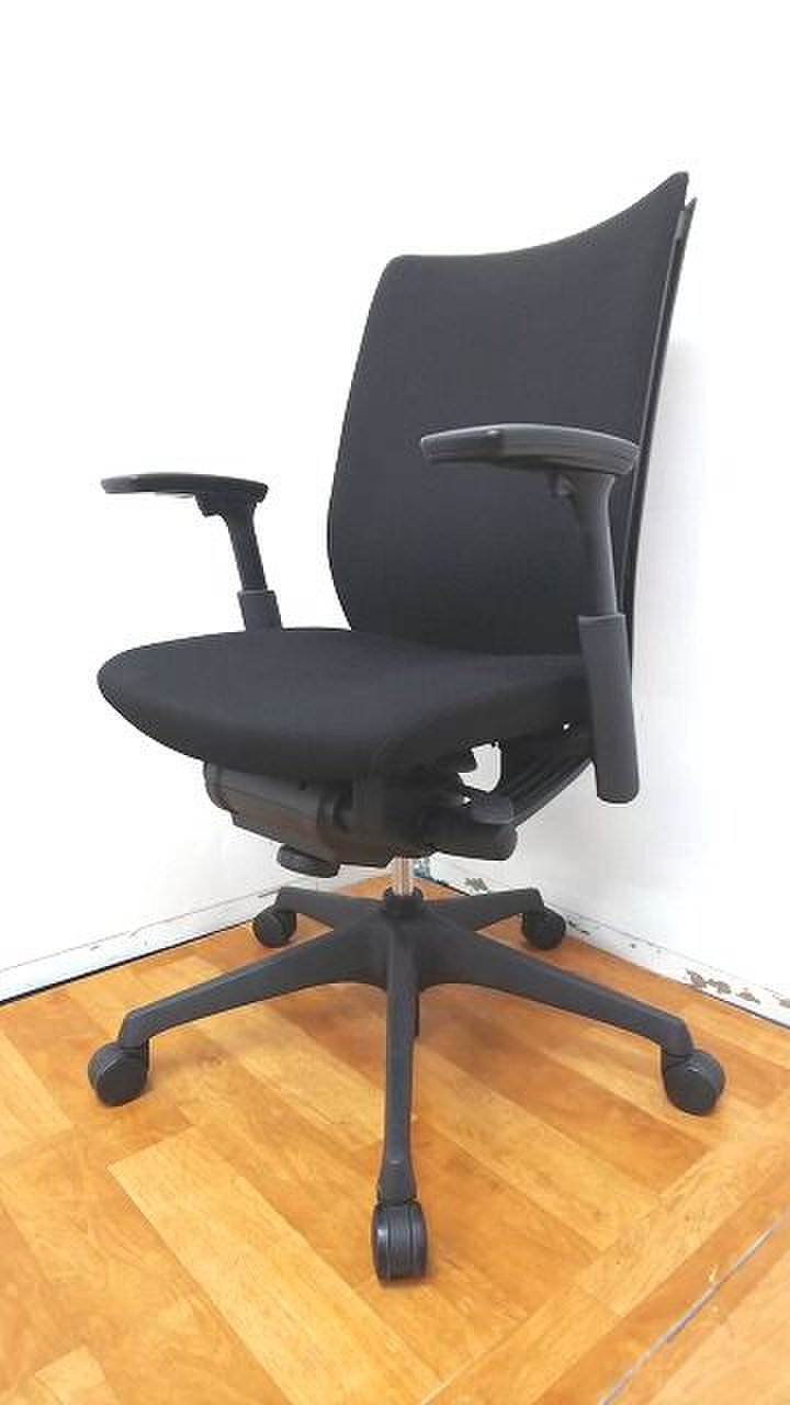 【定価約10万円！！人気のブラックカラーハイバックモデル！！可動肘付き！！在宅ワークにもおすすめです！！】■オカムラ■ヴィスコンテ
                        ヴィスコンテ 
                                    中古
            