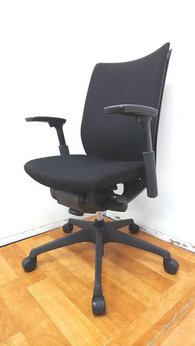 【定価約10万円！！人気のブラックカラーハイバックモデル！！可動肘付き！！在宅ワークにもおすすめです！！】■オカムラ■ヴィスコンテ