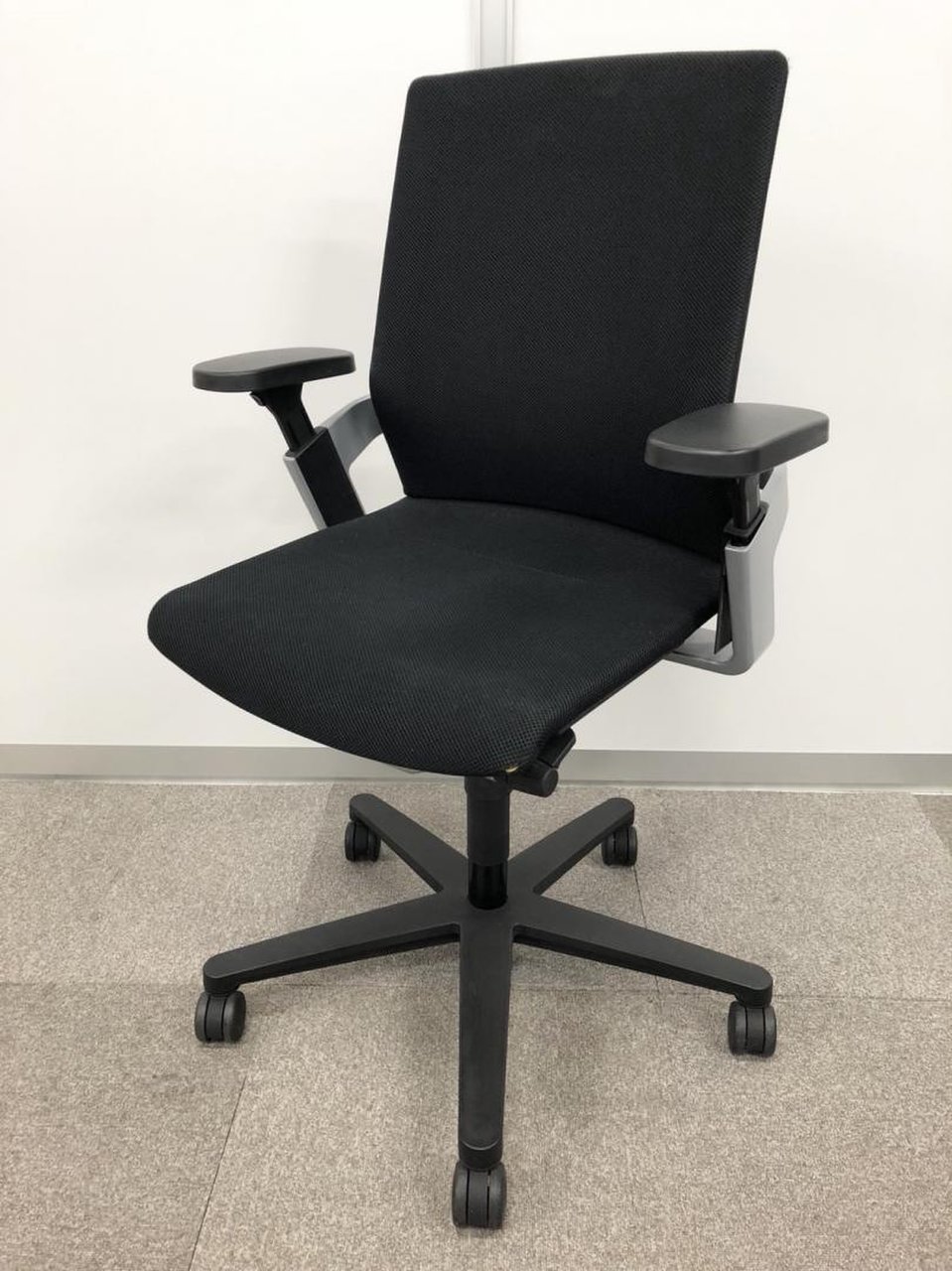 【人気の海外メーカー品】Wilkhahn製　ONチェア　肘付きチェア【高機能】【可動肘】【希少品】
                        ONチェア 
                                    中古
            