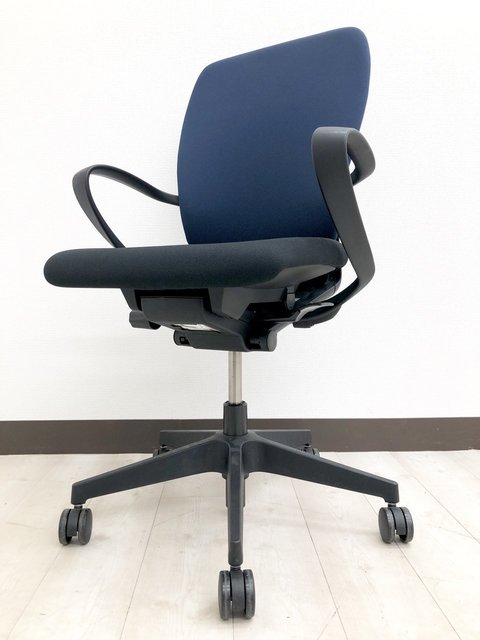 【中古】フルゴ   イトーキ（ITOKI） 肘付ローバックチェア