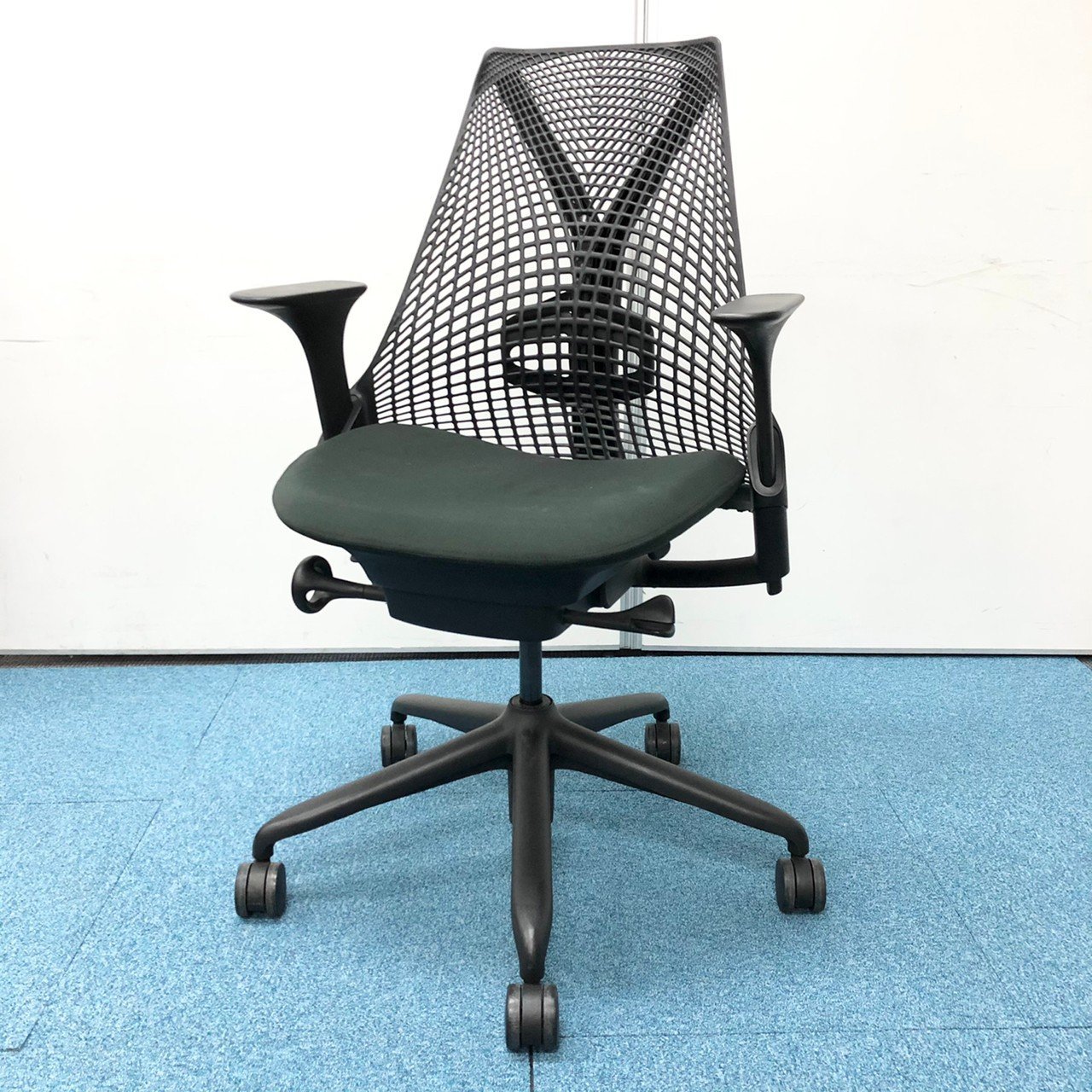 本体：ブラック　座：ダークグリーン(ノワール)　ハーマンミラー(HermanMiller)/セイル(SAYL)　【デザイナーズ家具】【前傾チルト】【マッシュ】
                        セイルチェア 
                                    中古
            