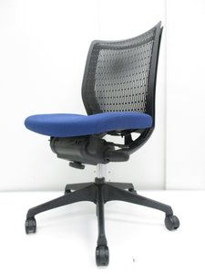 高級感のあるシンプルオフィスチェア！オカムラ/ヴィスコンテ/背もたれブラック、座面ブルー