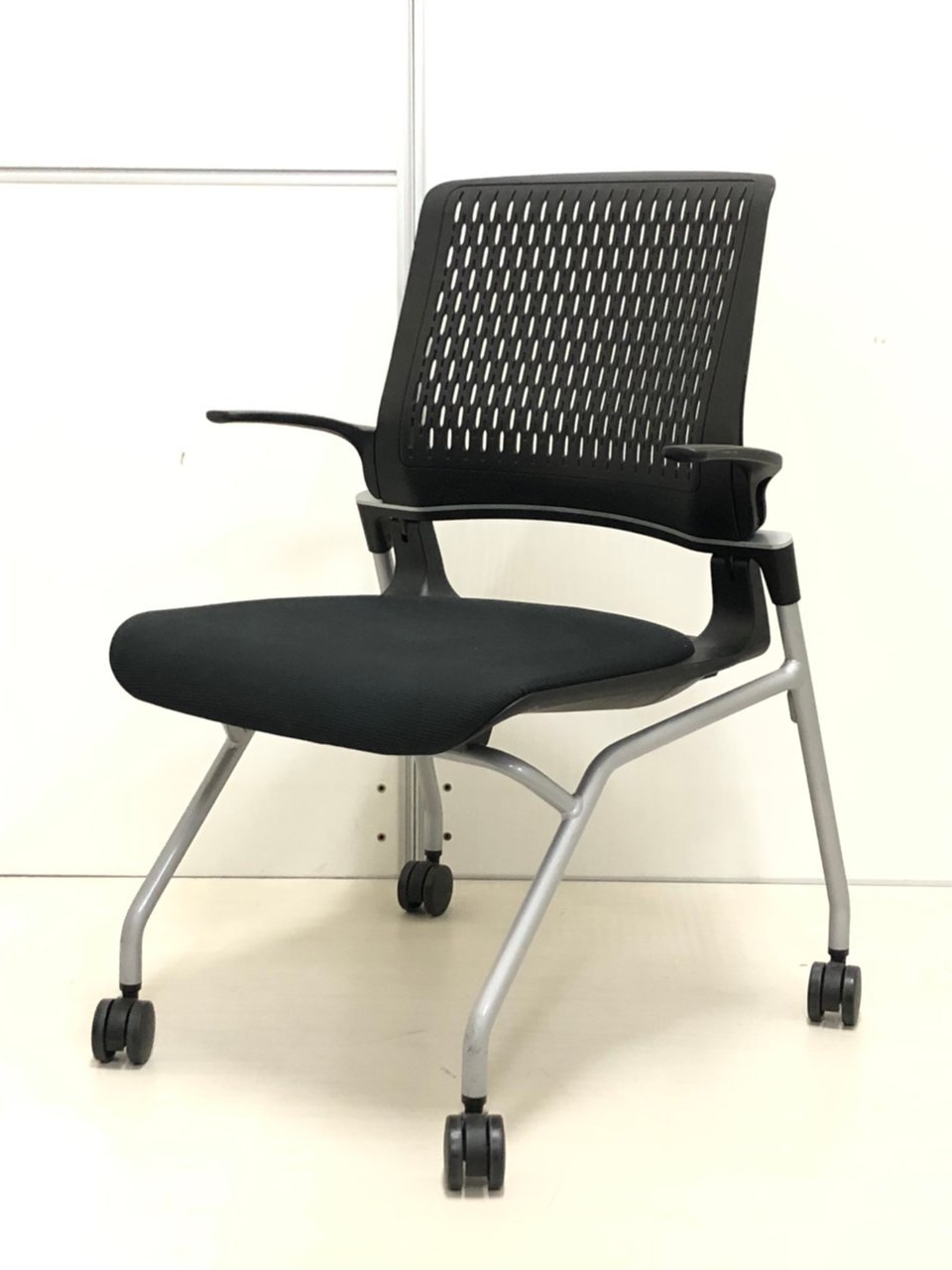 【12脚入荷】高級感有りミーティングチェアオルディナ（Ordina）ネスティングタイプ◆コクヨ製
                        オルディナ 
                                    中古
            