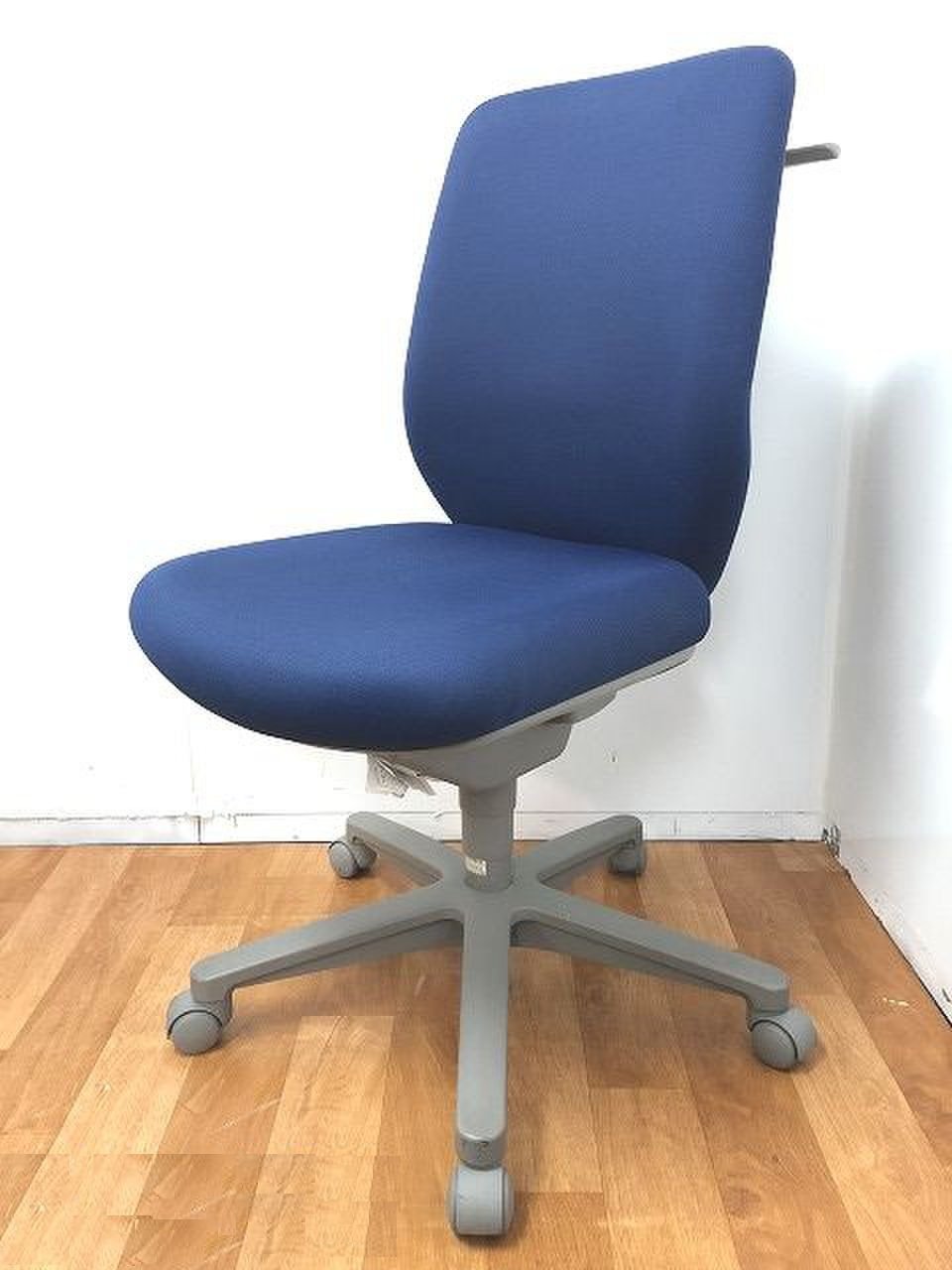 【厚めのクッションで快適な座り心地です！！コートハンガー付きの入荷です】
                        セディスタ 
                                    中古
            