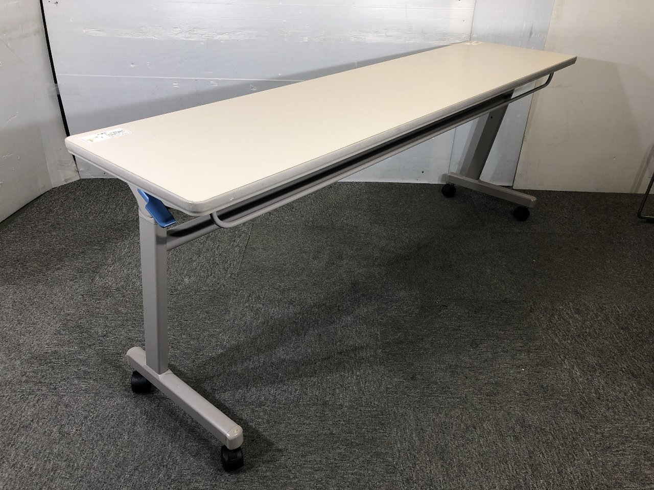 【コンパクトに設置できる！】■コクヨ製　サイドスタックテーブル　Ｗ1500×D450ｍｍ【便利なキャスター付！】
                        KT-900シリーズ 
                                    中古
            