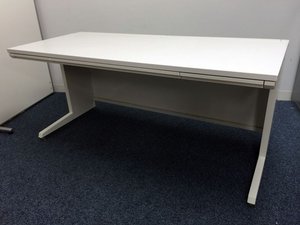 【デュアルモニター可能な広々サイズ】幅1400㎜で上長席にも最適！清潔感のあるホワイトです！