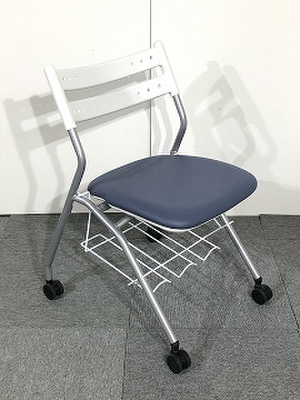 【関西倉庫在庫品】【ネスティングチェア】【サンケイ】【荷物かご付】【ネイビー×ホワイト】【ビニール座面】
                        その他シリーズ
                                    中古
            