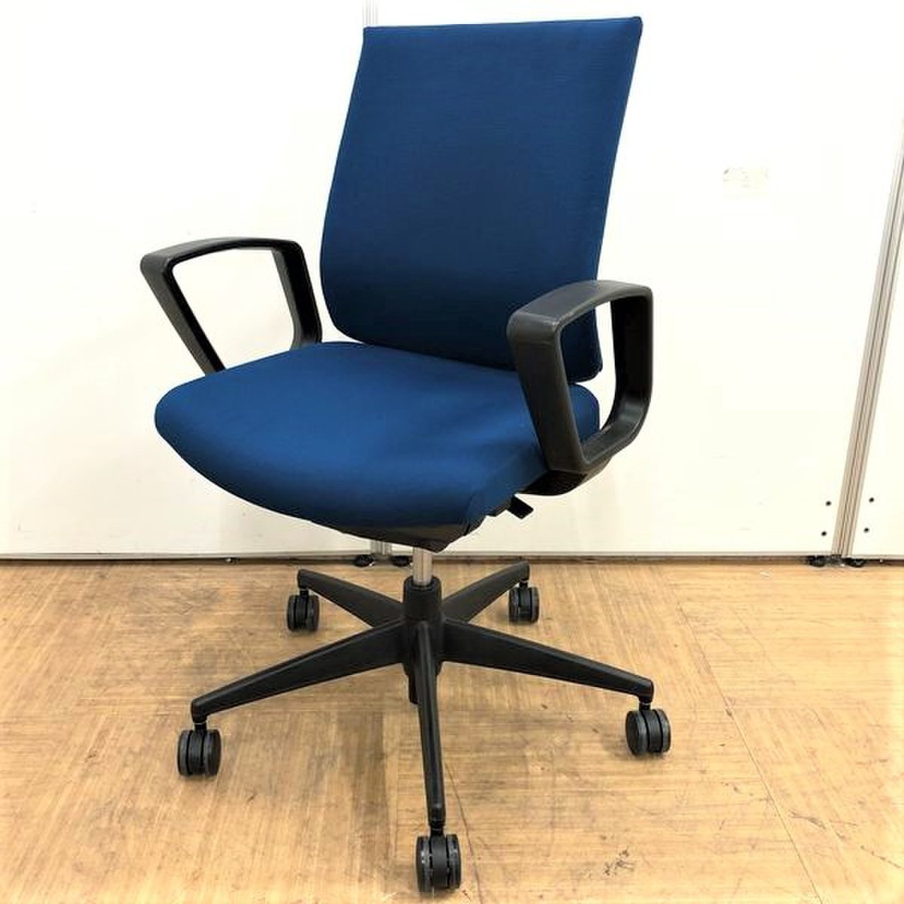 【人気商品】コクヨ製　ウィザードチェア　ネイビーカラー　肘付き【固定肘】【座り心地抜群】【国内メーカー】
                        ウィザード2 
                                    中古
            