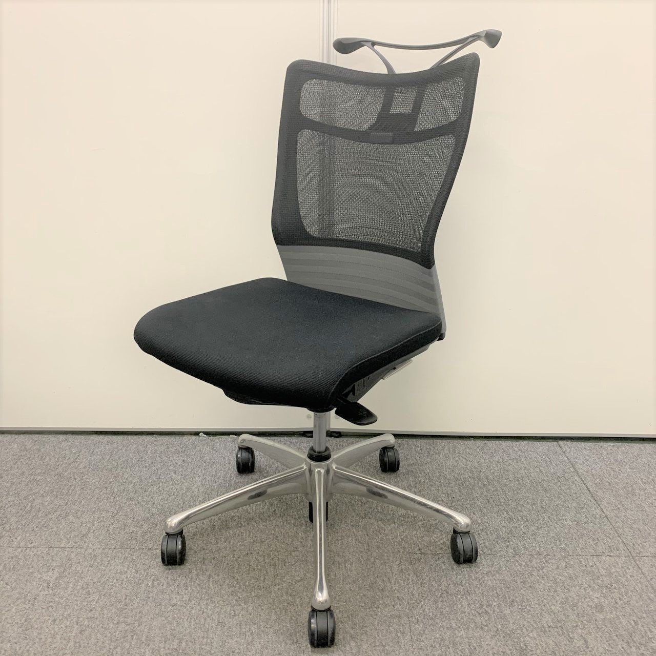 【高級感のあるデザイン！】
通気性の良いメッシュと柔らかなクッション性を両立したチェア！
【オカムラ_フィーゴメッシュ】
                        フィーゴメッシュ 
                                    中古
            