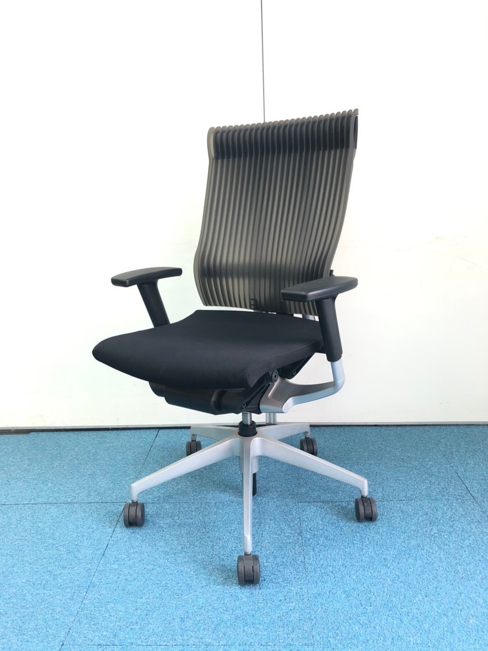 【高級チェア】沈み込む座面と背もたれが最高！
                        スピーナ（エラストマー） 
                                    中古
            